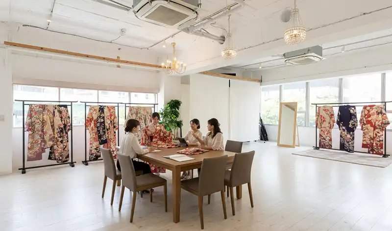 卒業生とご家族の大切な一着を、安心して選べる空間づくりに